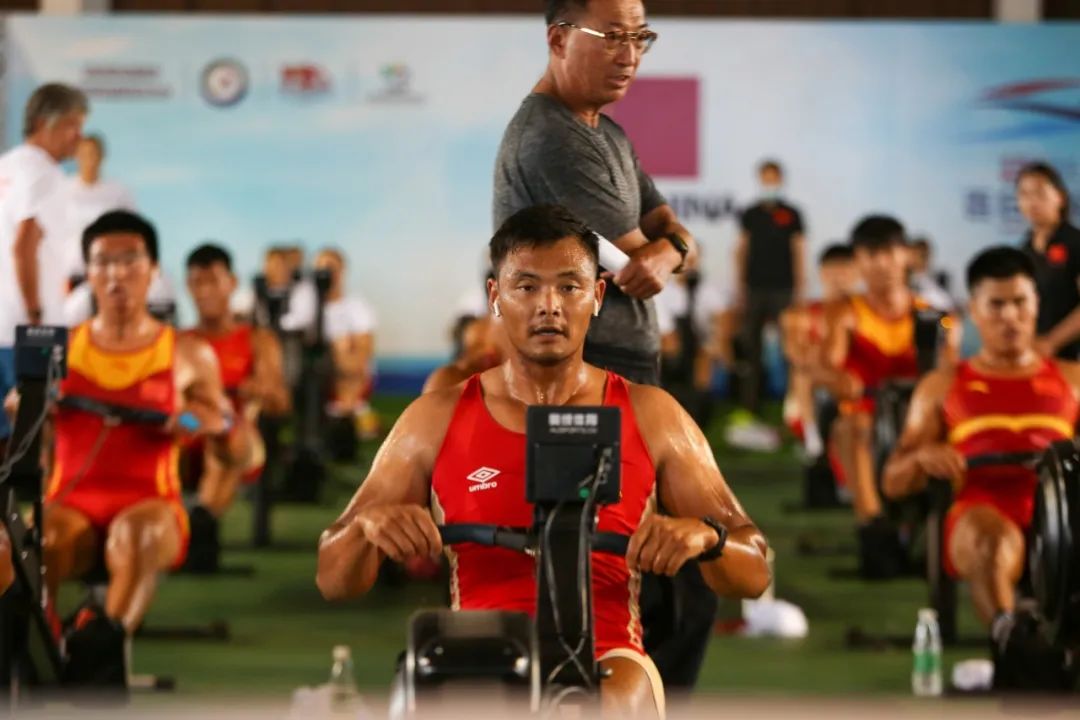 徽州黑豹队对阵江汉鲸鲨队，赛艇邀请赛失利，内线统治篮板——主场山呼海啸